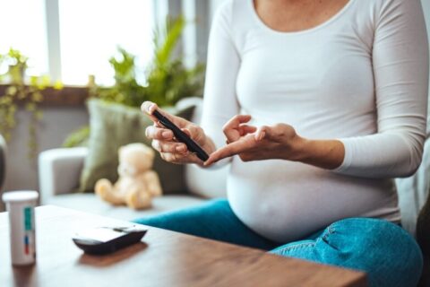 Pregnant woman checking diabetes
