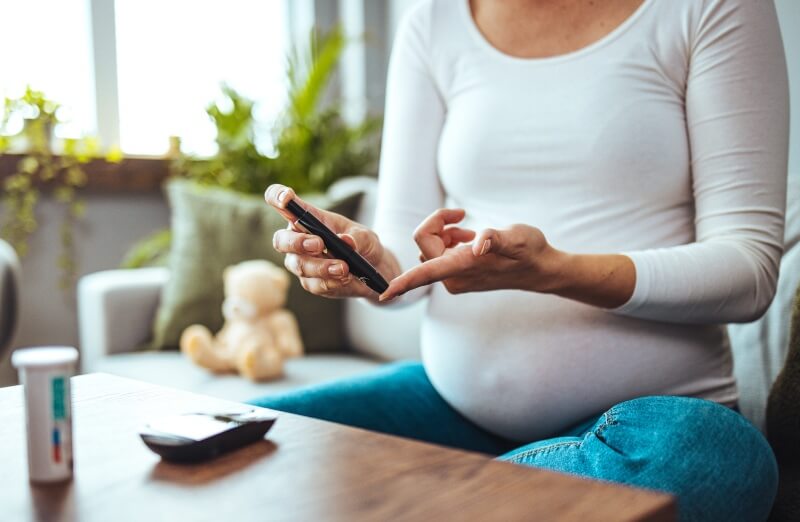 Pregnant woman checking diabetes