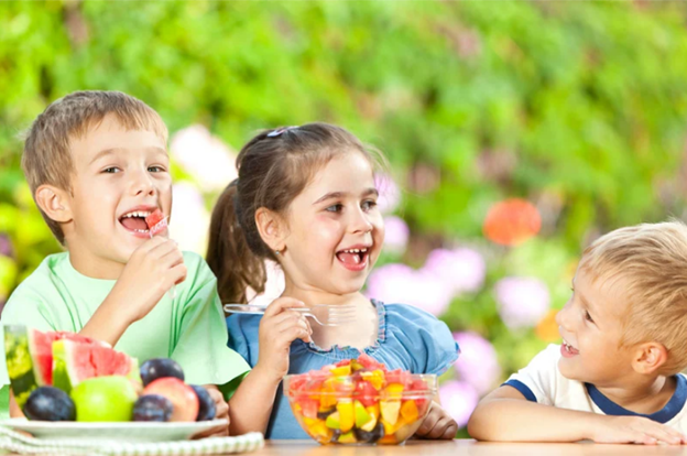 Kids eating healthy food